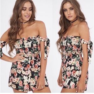 Peach Love California Floral‎ Print Romper. Size Approximately XS-S (984C)